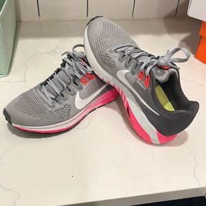 Nike womens zoom structure running shoe
